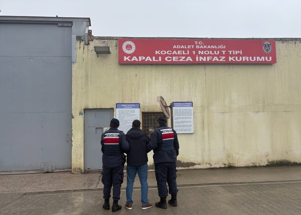 Kocaeli'nin İzmit ilçesinde FETÖ üyeliğinden kesinleşmiş hapis cezası bulunan firari hükümlü...