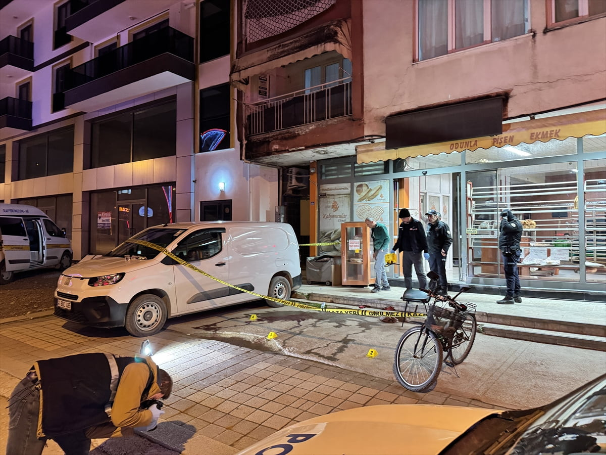 Kocaeli'nin İzmit ilçesinde fırında silahlı saldırıya uğrayan kişi yaralandı. Polis ekipleri olay...