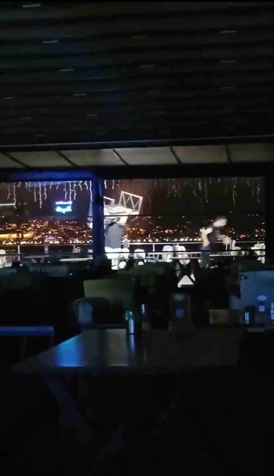 KOCAELİ'NİN İZMİT İLÇESİNDE GECE SAATLERİNDE ÇIKAN BIÇAKLI KAVGA VE O ESNADA YAŞANAN İLGİNÇ ANLAR...