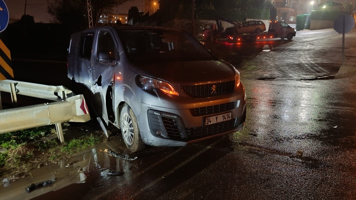 Kocaeli'nin İzmit ilçesinde hafif ticari araç ile otomobilin çarpışması sonucu 3 kişi...
