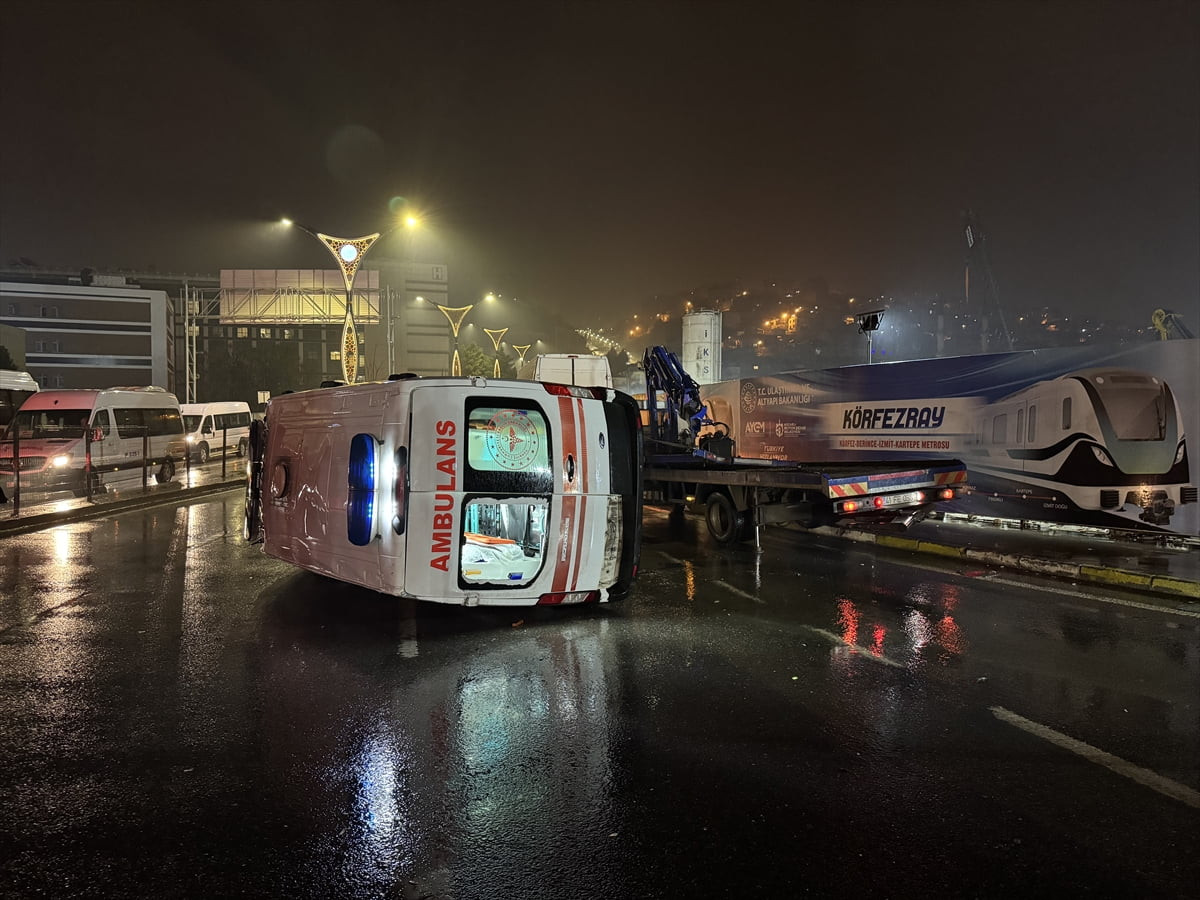 Kocaeli'nin İzmit ilçesinde hasta taşıyan ambulans ile minibüsün çarpışması sonucu 3'ü sağlık...