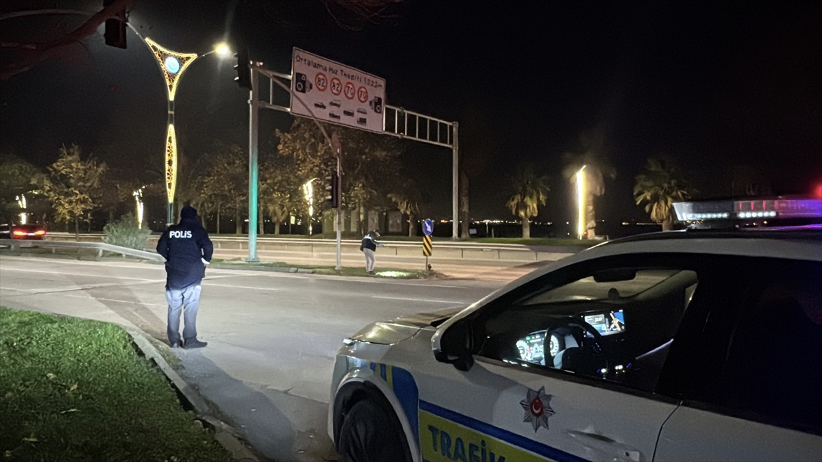 Kocaeli'nin İzmit ilçesinde iki grup arasında çıkan silahlı kavgada 1'i ağır 3 kişi...