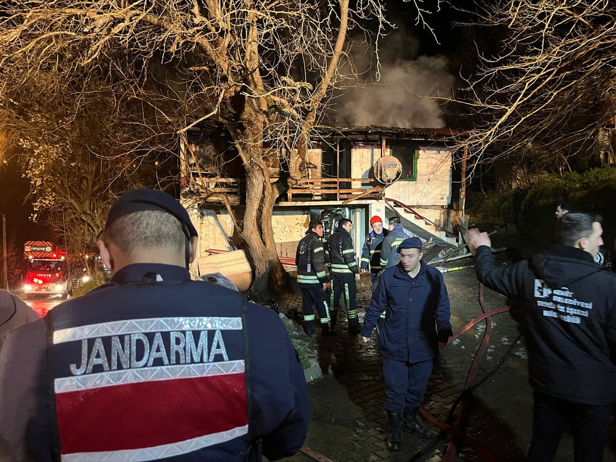 Kocaeli'nin İzmit ilçesinde iki katlı ahşap evde çıkan yangında 1 kişi yaşamını...