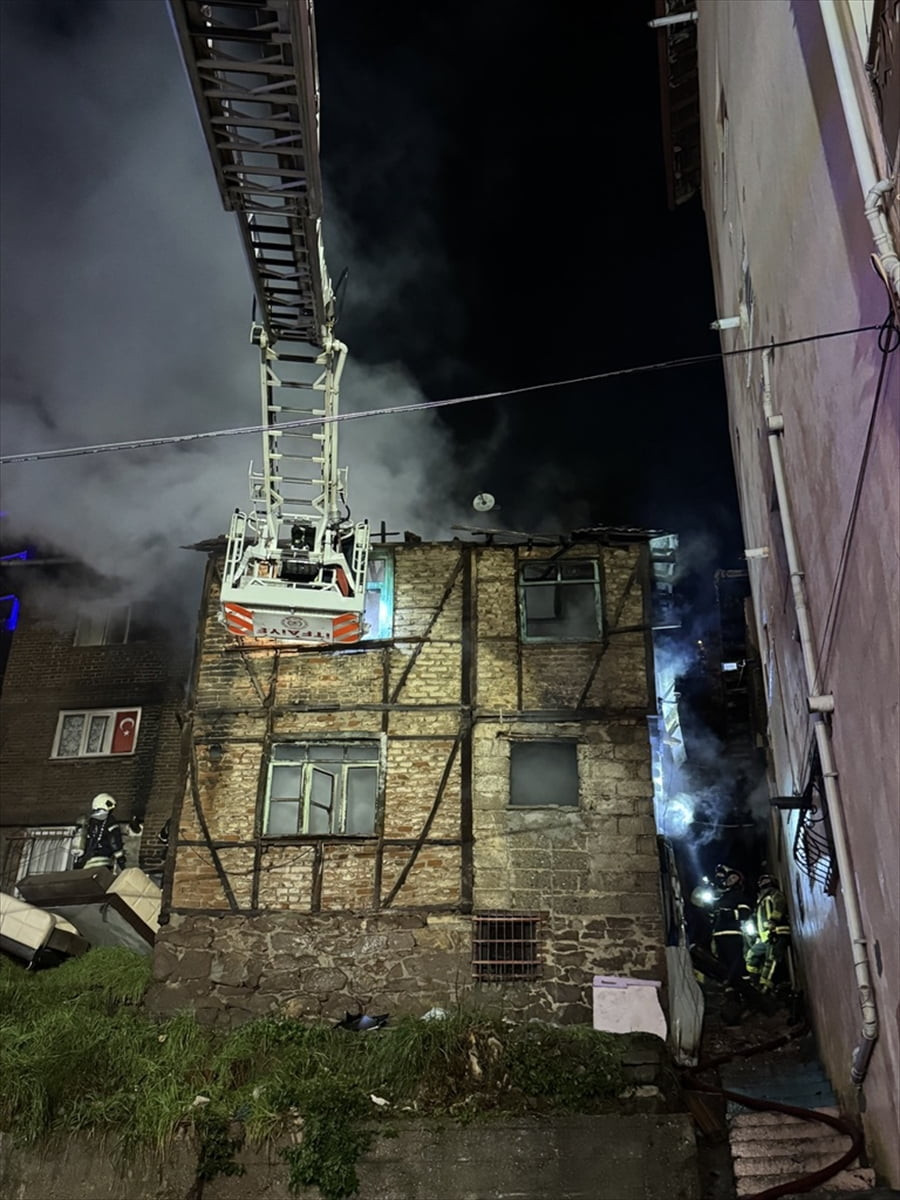 Kocaeli'nin İzmit ilçesinde metruk bir binada çıkan yangın, itfaiye ekiplerince söndürüldü.