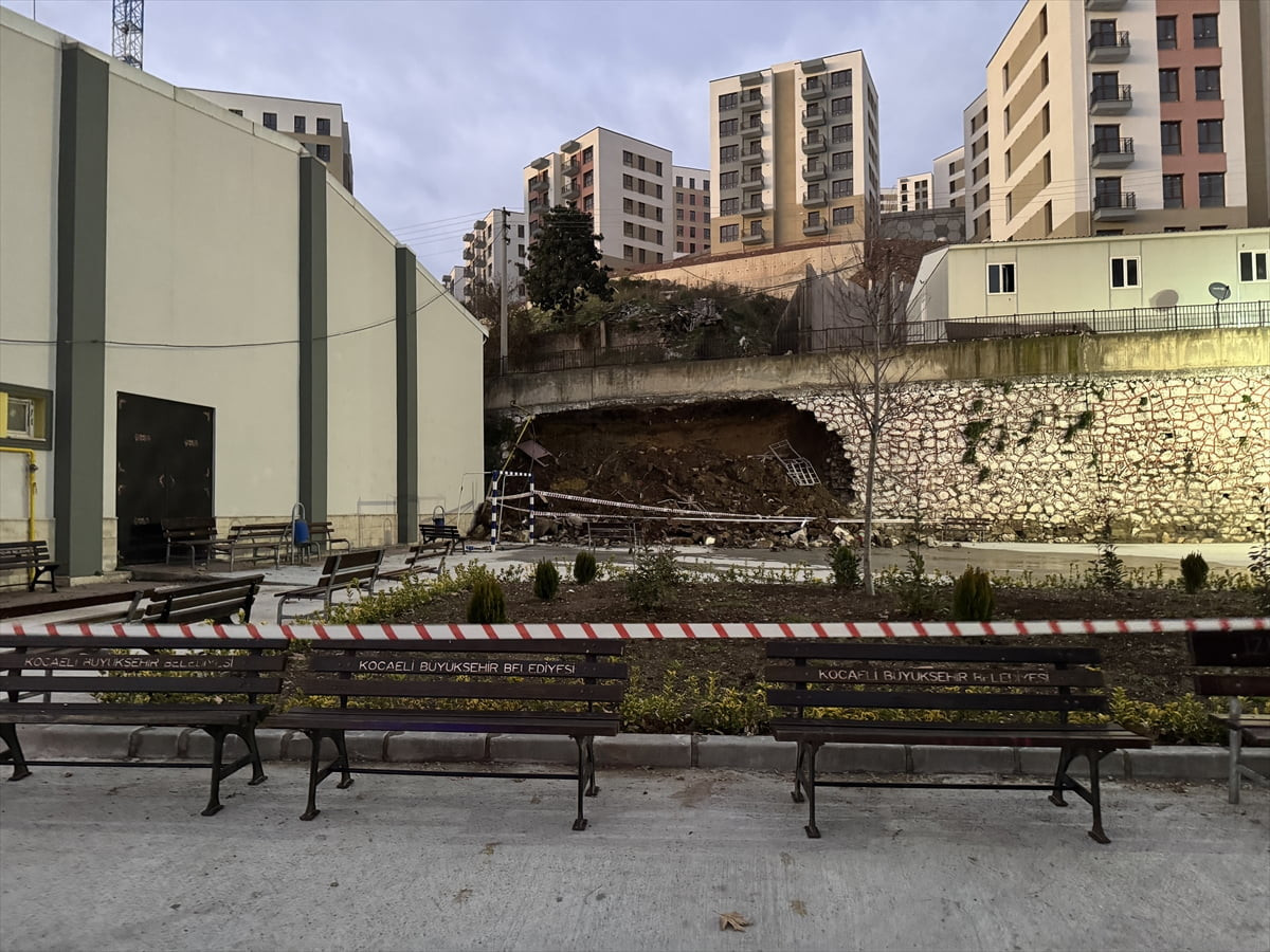 Kocaeli'nin İzmit ilçesinde, okul ile inşaat alanı arasındaki istinat duvarında çökme meydana...
