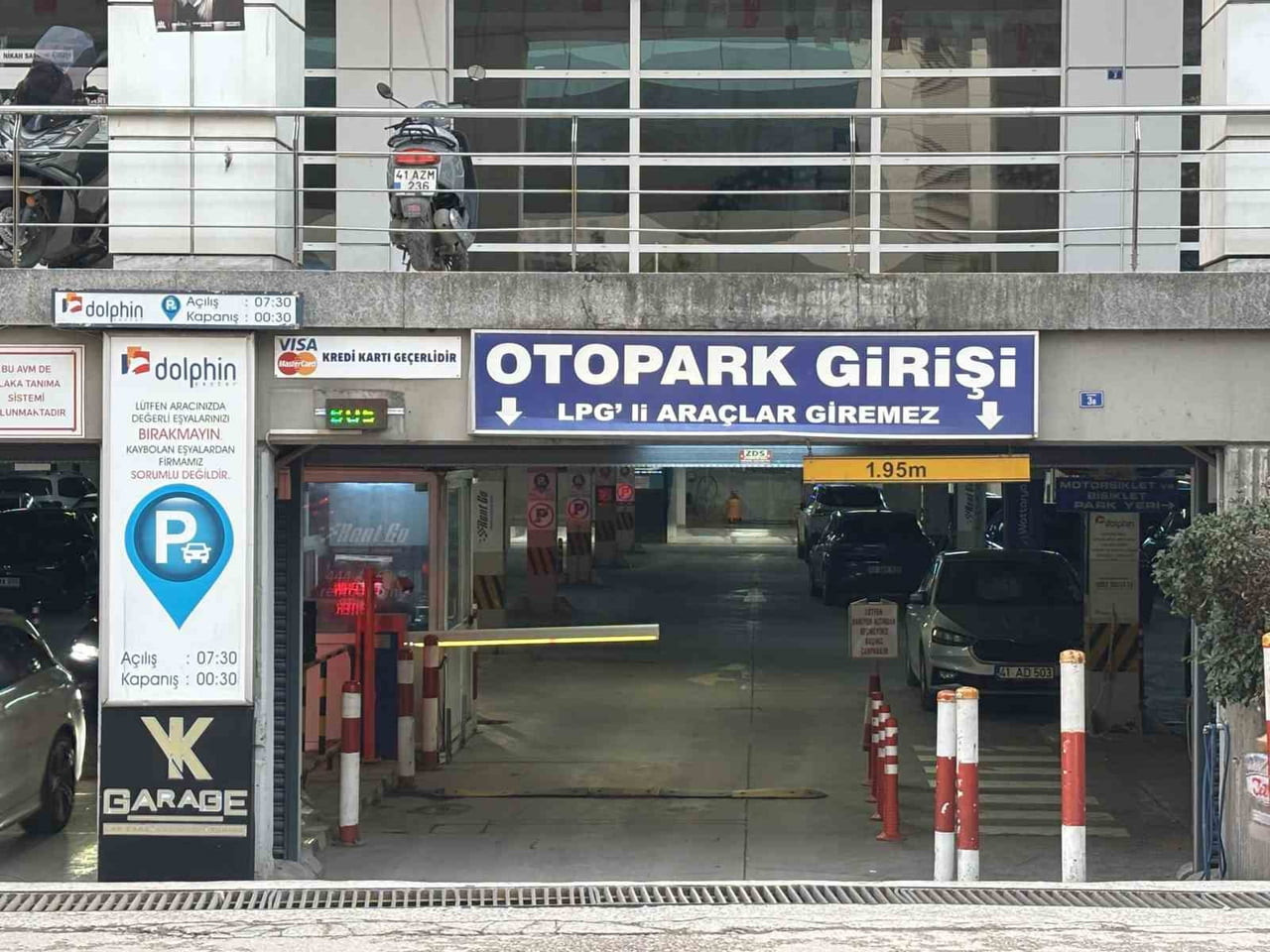 KOCAELİ'NİN İZMİT İLÇESİNDE OTOPARKTA TARTIŞTIĞI MESAİ ARKADAŞI MOTOKURYEYİ BIÇAKLAYARAK ÖLDÜREN...