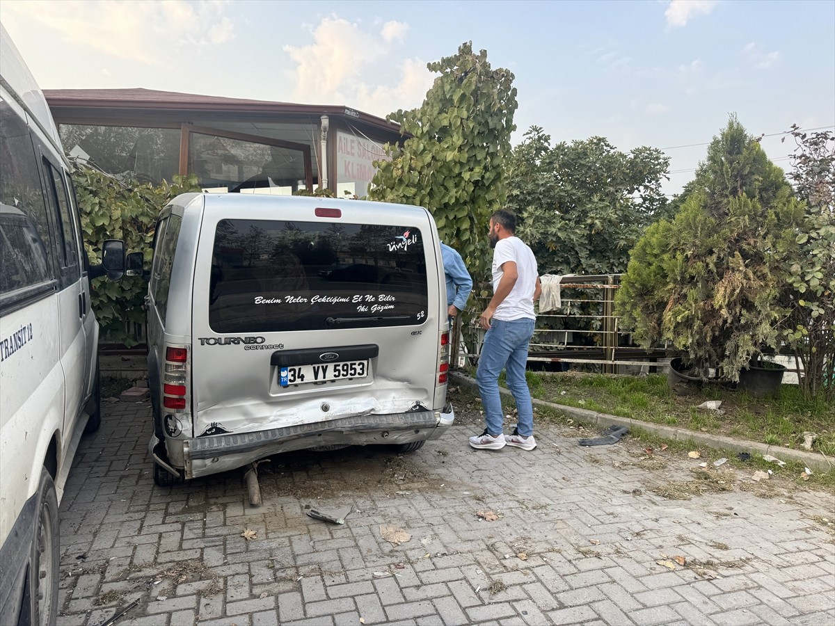Kocaeli'nin İzmit ilçesinde, Sanayi Mahallesi mevkisinde, yol kenarındaki lokantanın önünde...