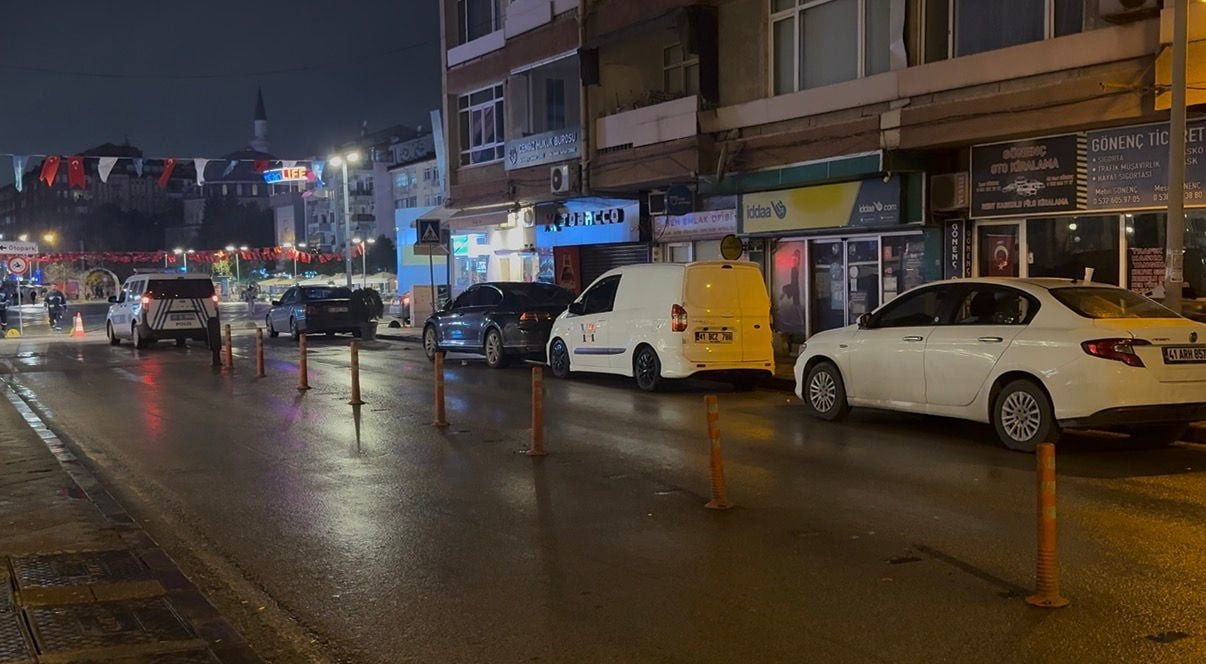 KOCAELİ'NİN İZMİT İLÇESİNDE SOKAK BAŞINDA BAŞLAYAN TARTIŞMA KISA SÜREDE BÜYÜYEREK BIÇAKLI KAVGAYA...