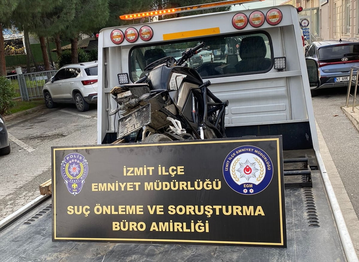 Kocaeli'nin İzmit ilçesinde trafik güvenliğini tehlikeye düşüren motosiklet sürücüsüne 39 bin 716...