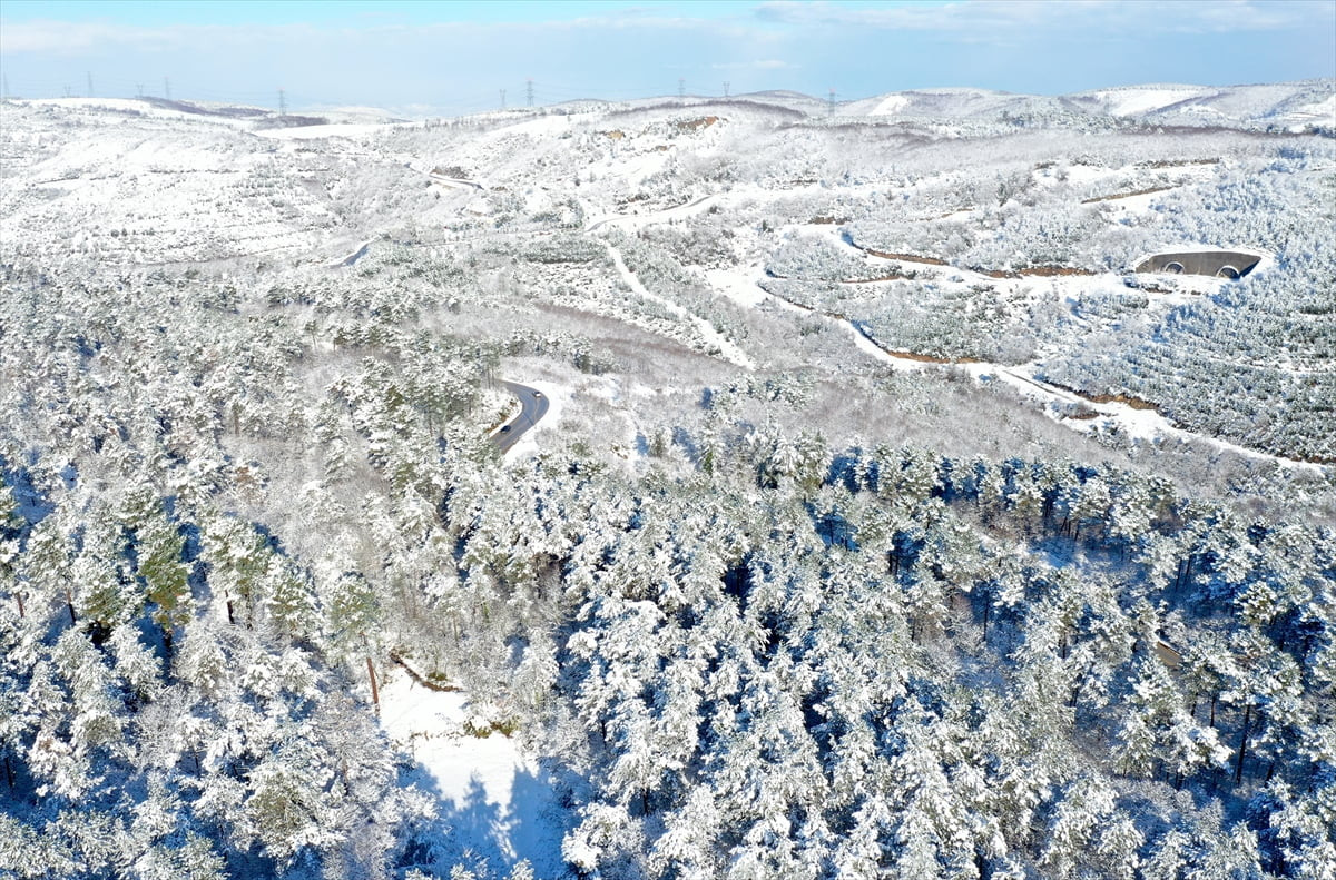 Kocaeli'nin İzmit ilçesinde Umuttepe bölgesinin yüksek kesimlerinde kar etkisini artırdı.