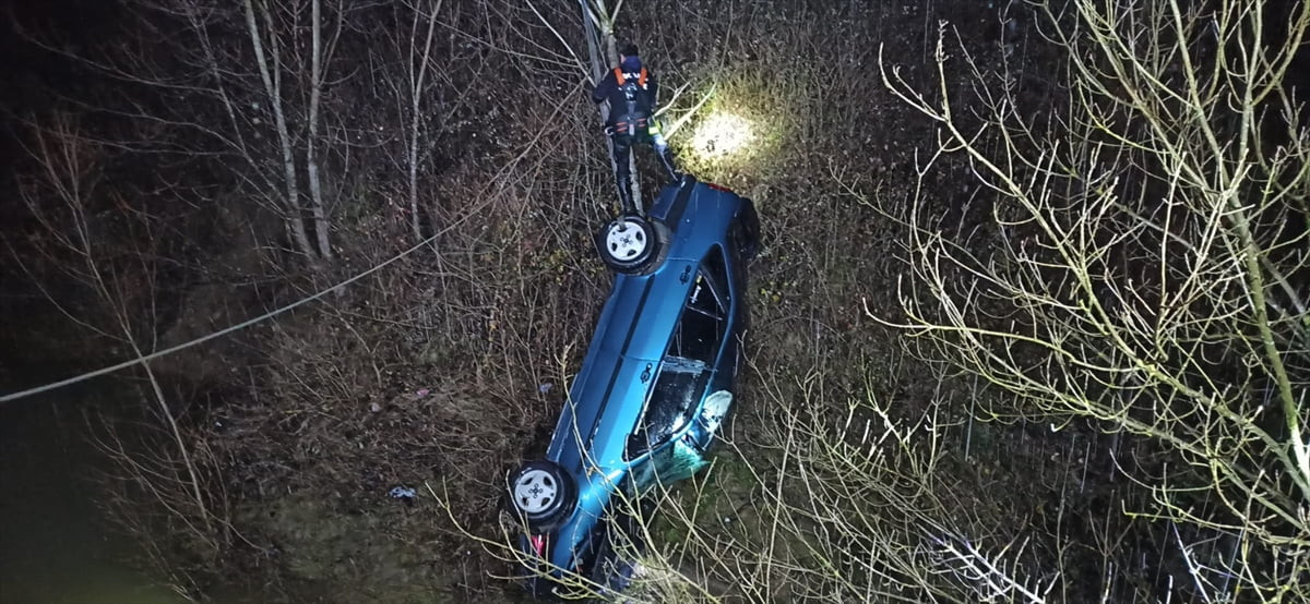 Kocaeli'nin Kandıra ilçesinde çaya düşen otomobildeki baba ve oğlu yaşamını yitirdi.