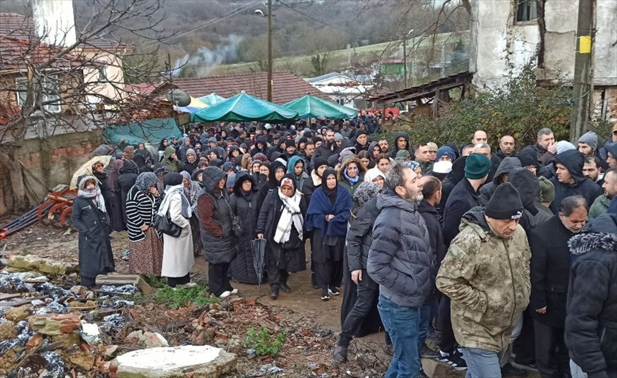 Kocaeli'nin Kandıra ilçesinde otomobilin çaya düşmesi sonucu yaşamını yitiren baba ve oğlunun...