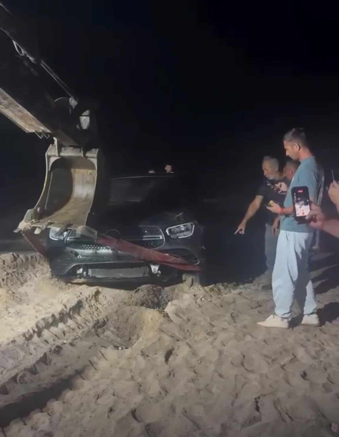 KOCAELİ'NİN KANDIRA İLÇESİNDE SÜRÜCÜSÜNÜN KONTROLÜNDEN ÇIKAN OTOMOBİL, TATİLCİLERİN ÇADIR KURDUĞU...