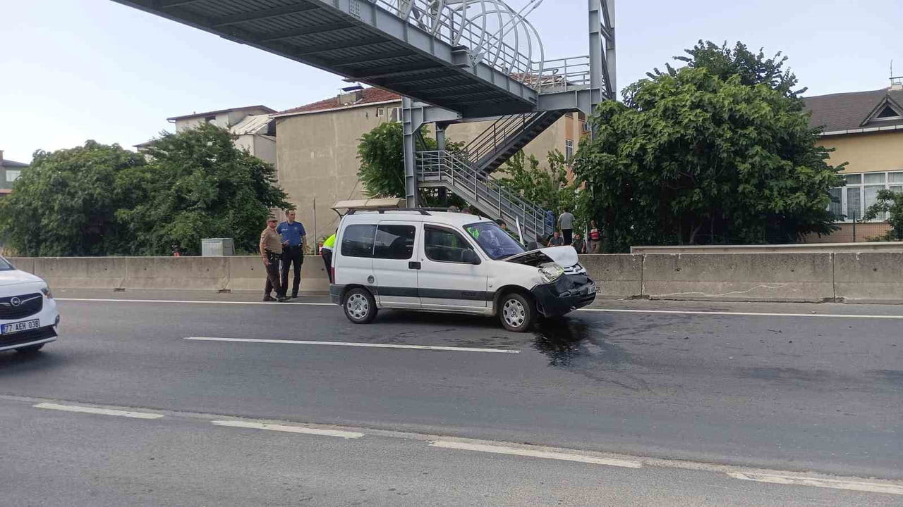 KOCAELİ'NİN KARAMÜRSEL İLÇESİNDE 2 ARACIN KARIŞTIĞI KAZADA 2 KİŞİ YARALANDI