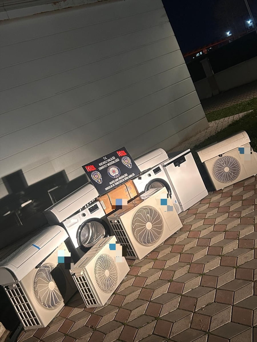 Kocaeli'nin Karamürsel ilçesinde bir iş yerinden beyaz eşya çaldıkları iddiasıyla gözaltına alınan...