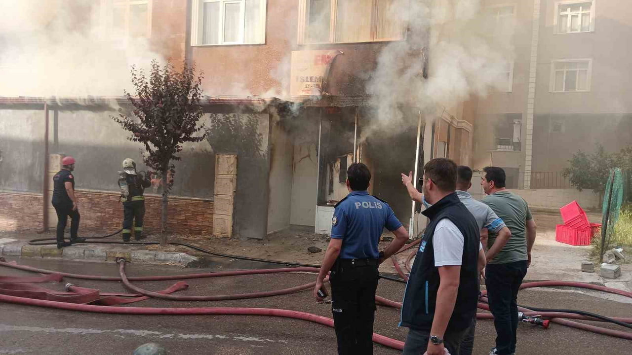 KOCAELİ'NİN KARAMÜRSEL İLÇESİNDE YUMURTA VE ET ÜRÜNLERİ SATIŞI YAPILAN DÜKKANDA ÇIKAN YANGIN...