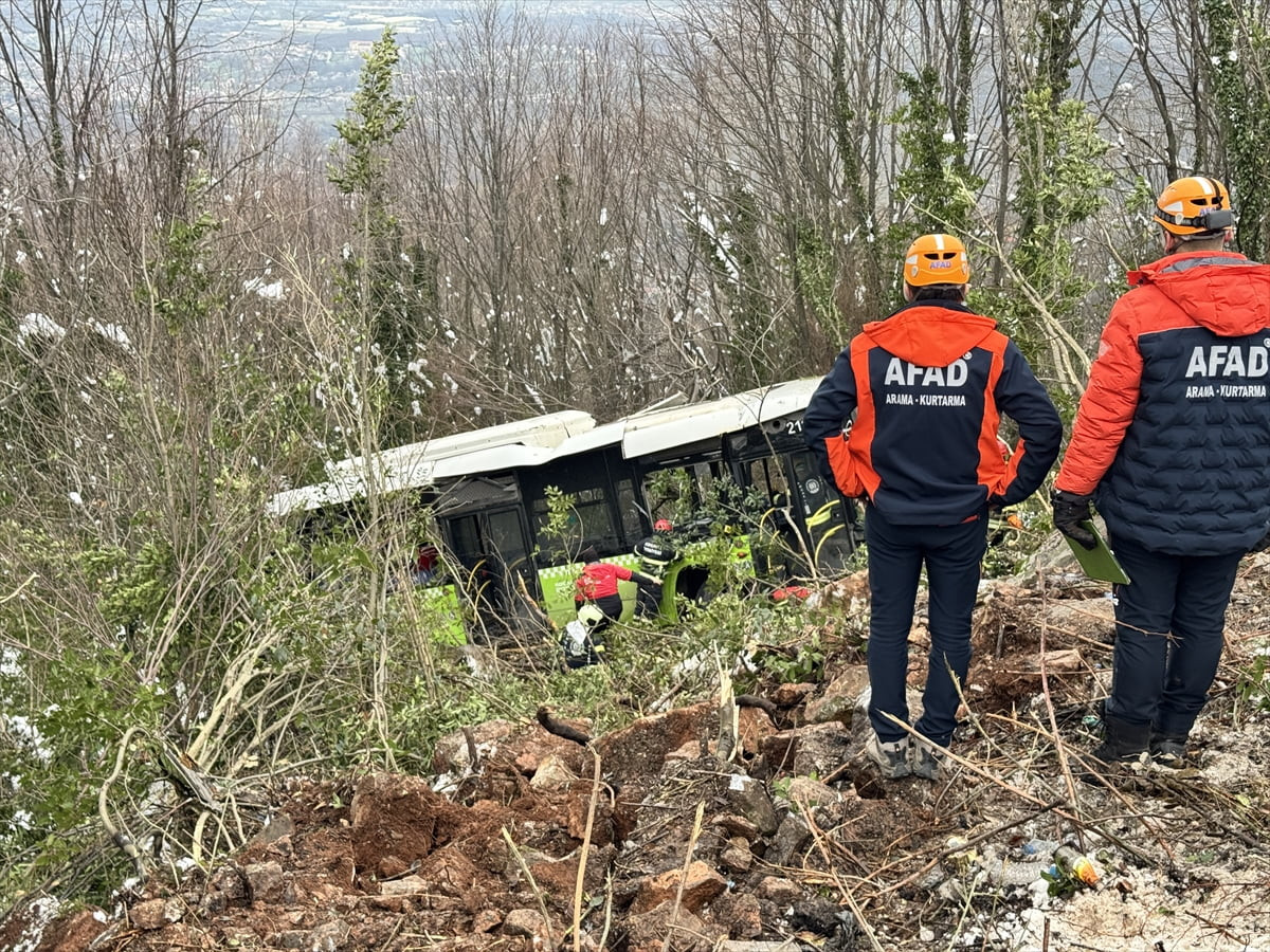Kocaeli'nin Kartepe ilçesinde belediye otobüsünün şarampole devrilmesi sonucu yaralananların...