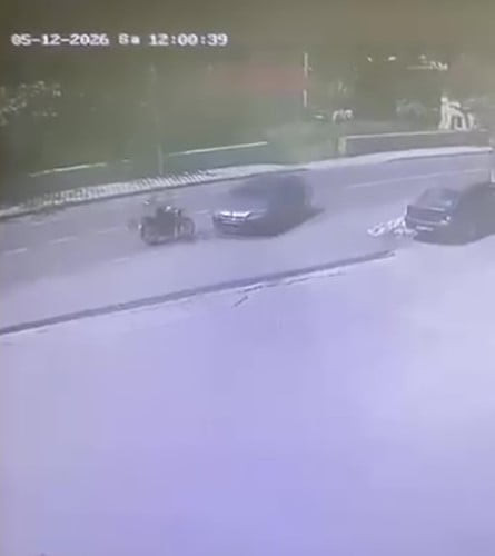 KOCAELİ'NİN KARTEPE İLÇESİNDE OTOMOBİLLE ÇARPIŞAN MOTOSİKLET SÜRÜCÜSÜ YARALANIRKEN, KAZA ANI İŞ...