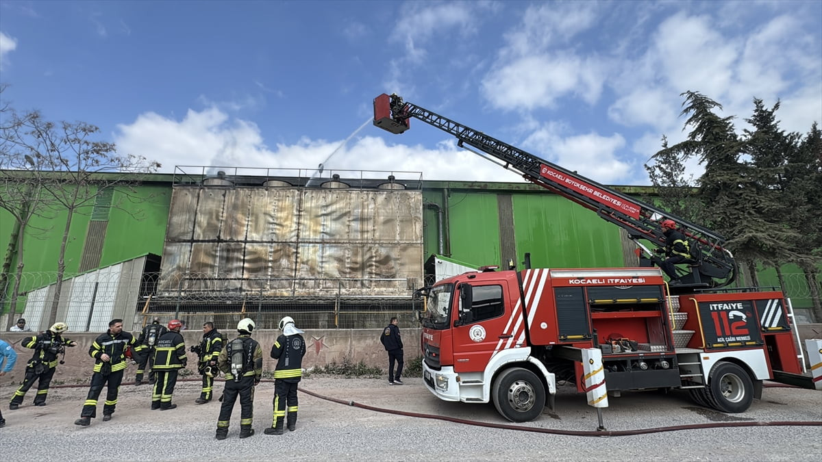 Kocaeli'nin Kartepe ilçesindeki bir sunta fabrikasının soğutma kulelerinde çıkan yangın itfaiye...