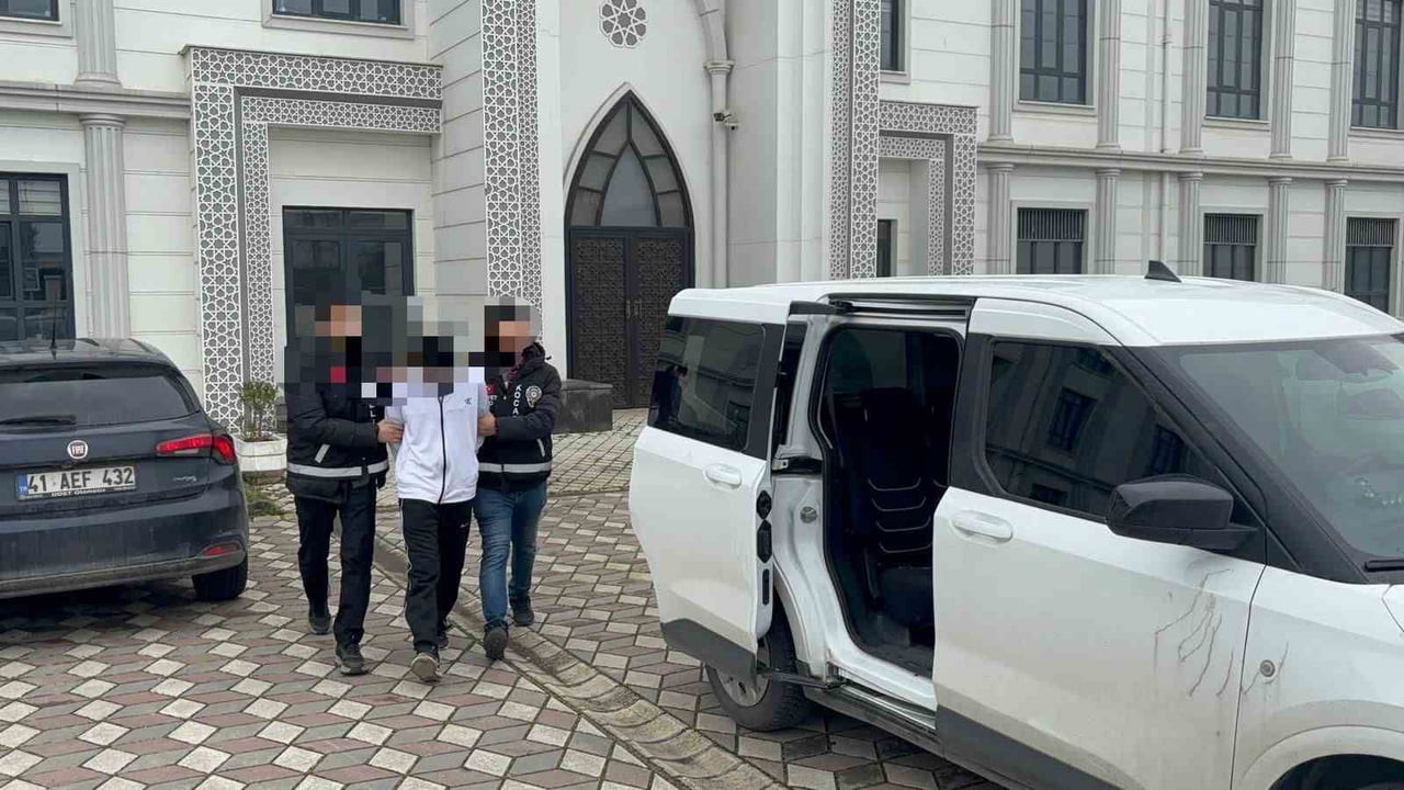 KOCAELİ'NİN KÖRFEZ İLÇESİNDE 17 YAŞINDAKİ ÇOCUĞU, ÇIKAN KAVGADA GÖĞSÜNDEN BIÇAKLAYARAK ÖLDÜREN 18...