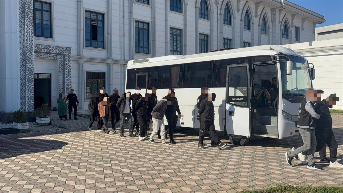 Kocaeli'nin Körfez ilçesinde 2 kişiyi öldürmeye teşebbüs ve yaralama olayıyla ilgili gözaltına...