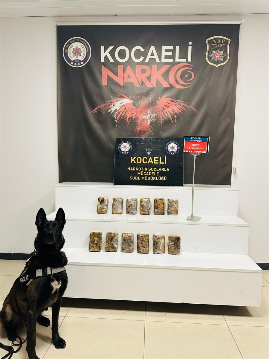 Kocaeli'nin Körfez ilçesinde düzenlenen operasyonda yolcu otobüsünün bagajında pul biberle kamufle...