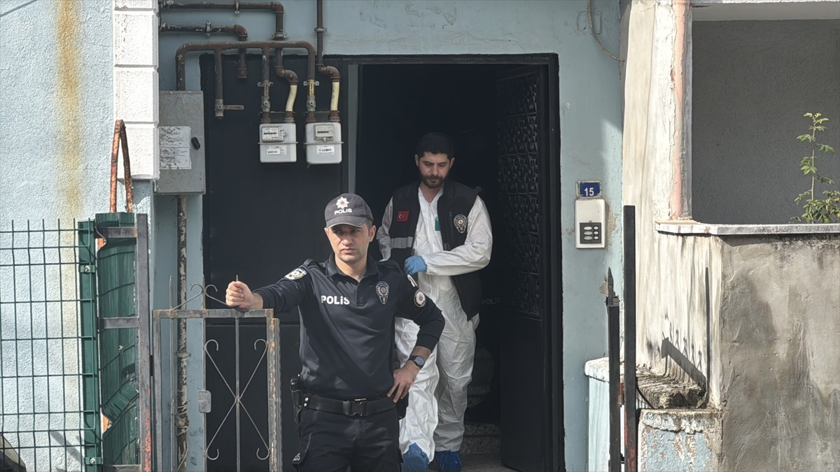 Kocaeli'nin Körfez ilçesinde karısını bıçakla öldüren kişi, intihar girişiminde bulundu. Polis...