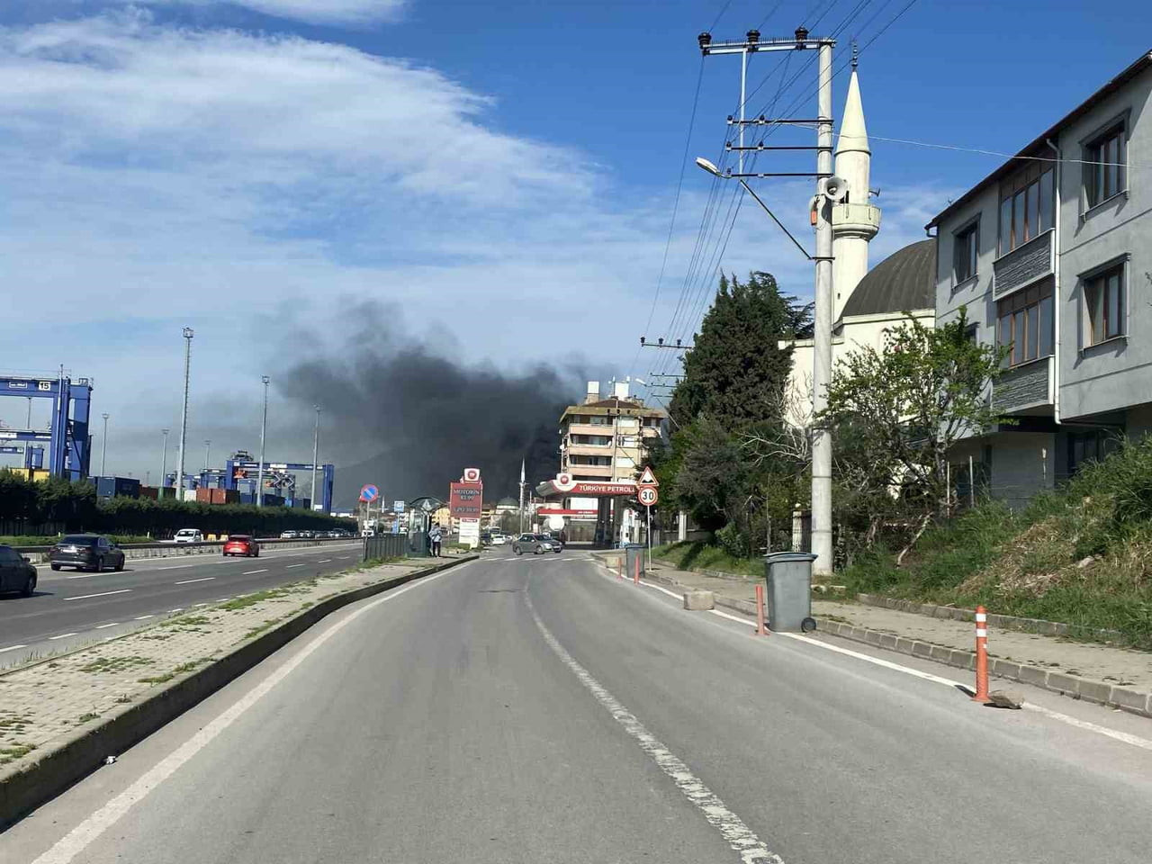 KOCAELİ'NİN KÖRFEZ İLÇESİNDE PLASTİK VE PROMOSYON FABRİKASINDA ÇIKAN YANGIN, İTFAİYE EKİPLERİNİN...