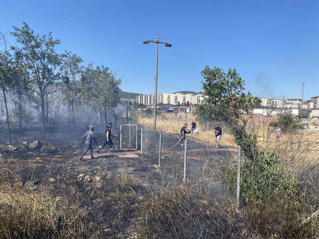 KOCAELİ'NİN KÖRFEZ İLÇESİNDE TEM OTOYOLU KENARINDA SEYİR HALİNDEKİ SAMAN YÜKLÜ TIRIN RÖMORKUNDA...