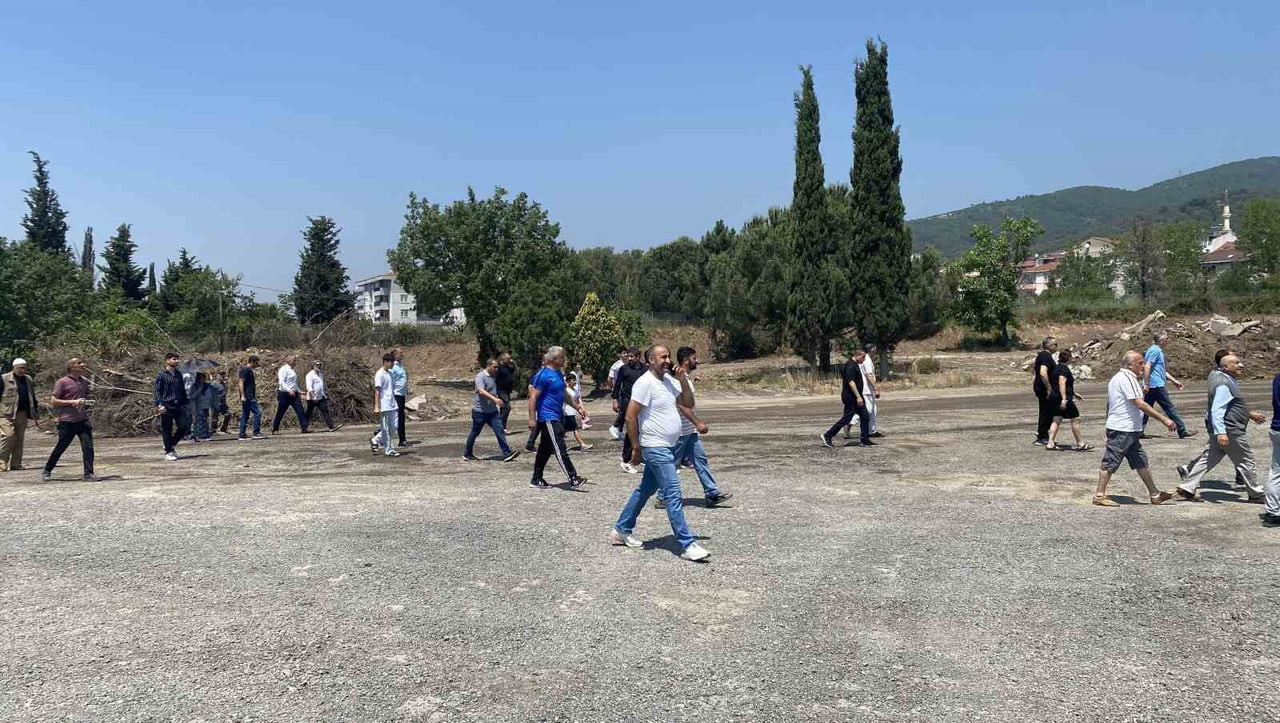 KOCAELİ'NİN KÖRFEZ İLÇESİNDE VATANDAŞLARIN YAPIMI PLANLANAN TIR PARKINA KARŞI DÜZENLEDİĞİ...