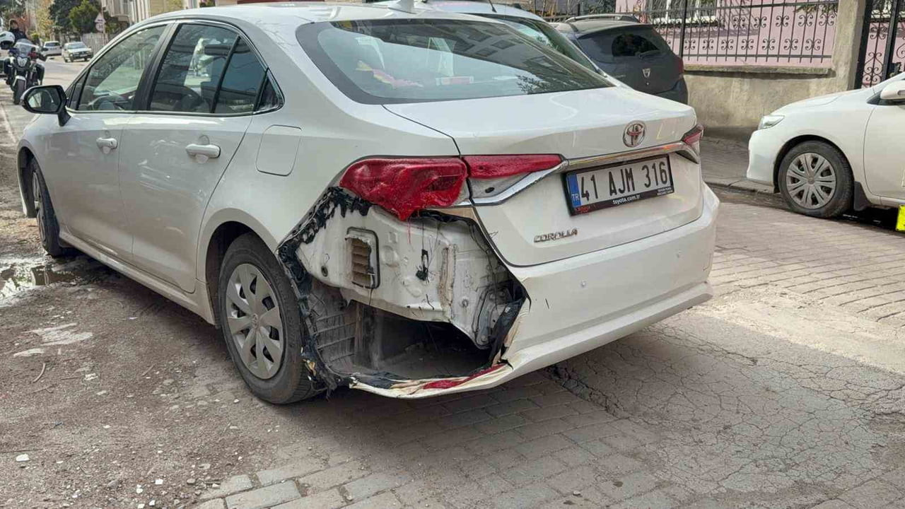 KOCAELİ’DE BİR BİNANIN DOĞALGAZ KUTUSUNDA MEDYANA GELEN PATLAMADA SONUCU ÇIKAN YANGINDA, PARK...