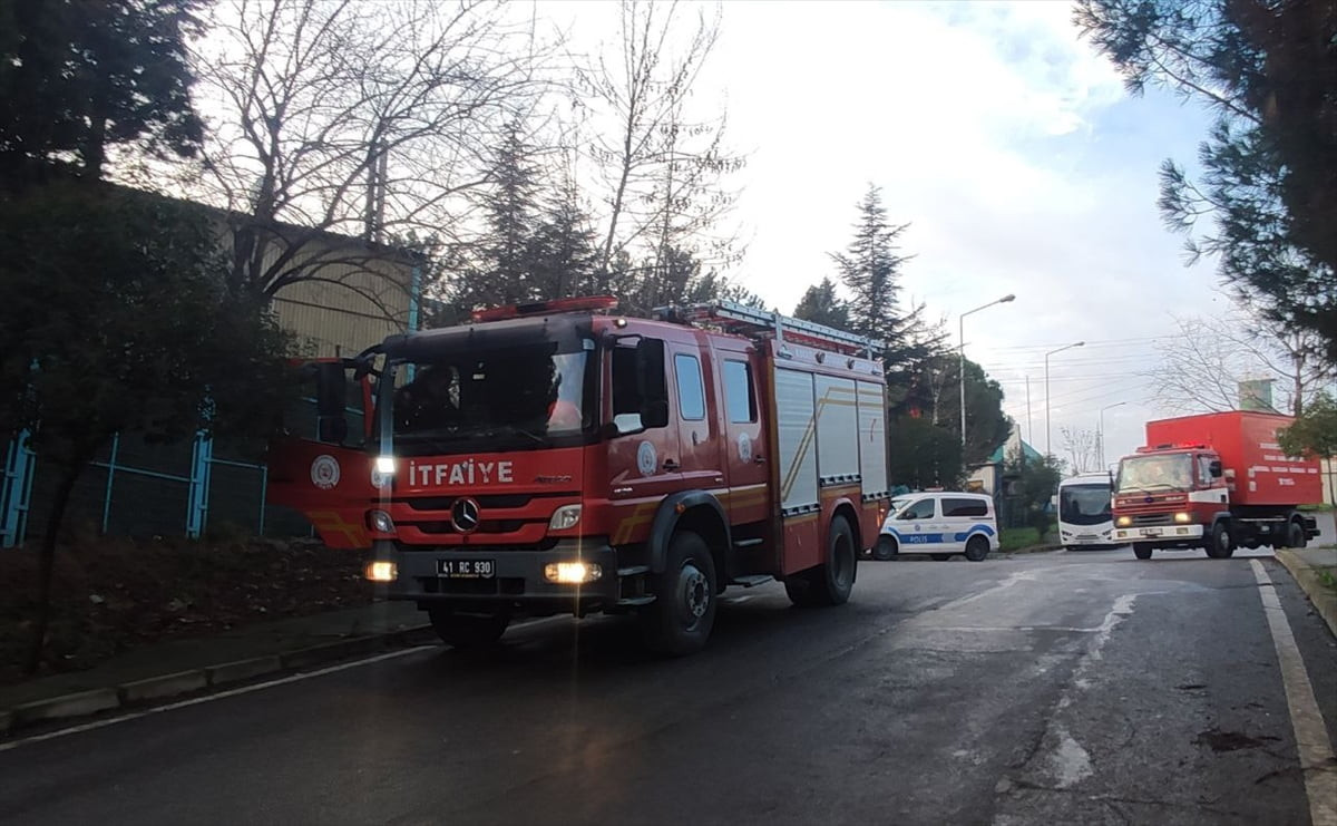 Kocaeli’de Dilovası Organize Sanayi Bölgesi’nde (OSB) bir fabrikada meydana gelen parlama sonucu 1...