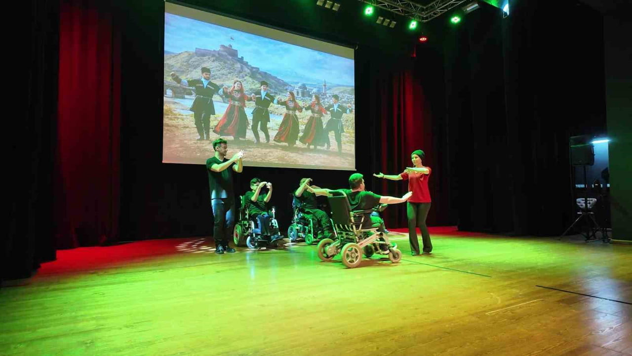 KOCAELİ’DE TEKERLEKLİ SANDALYELİ BİREYLER, 7 AY SÜREN HAZIRLIK SÜRECİNİN ARDINDAN SAHNEYE ÇIKARAK...