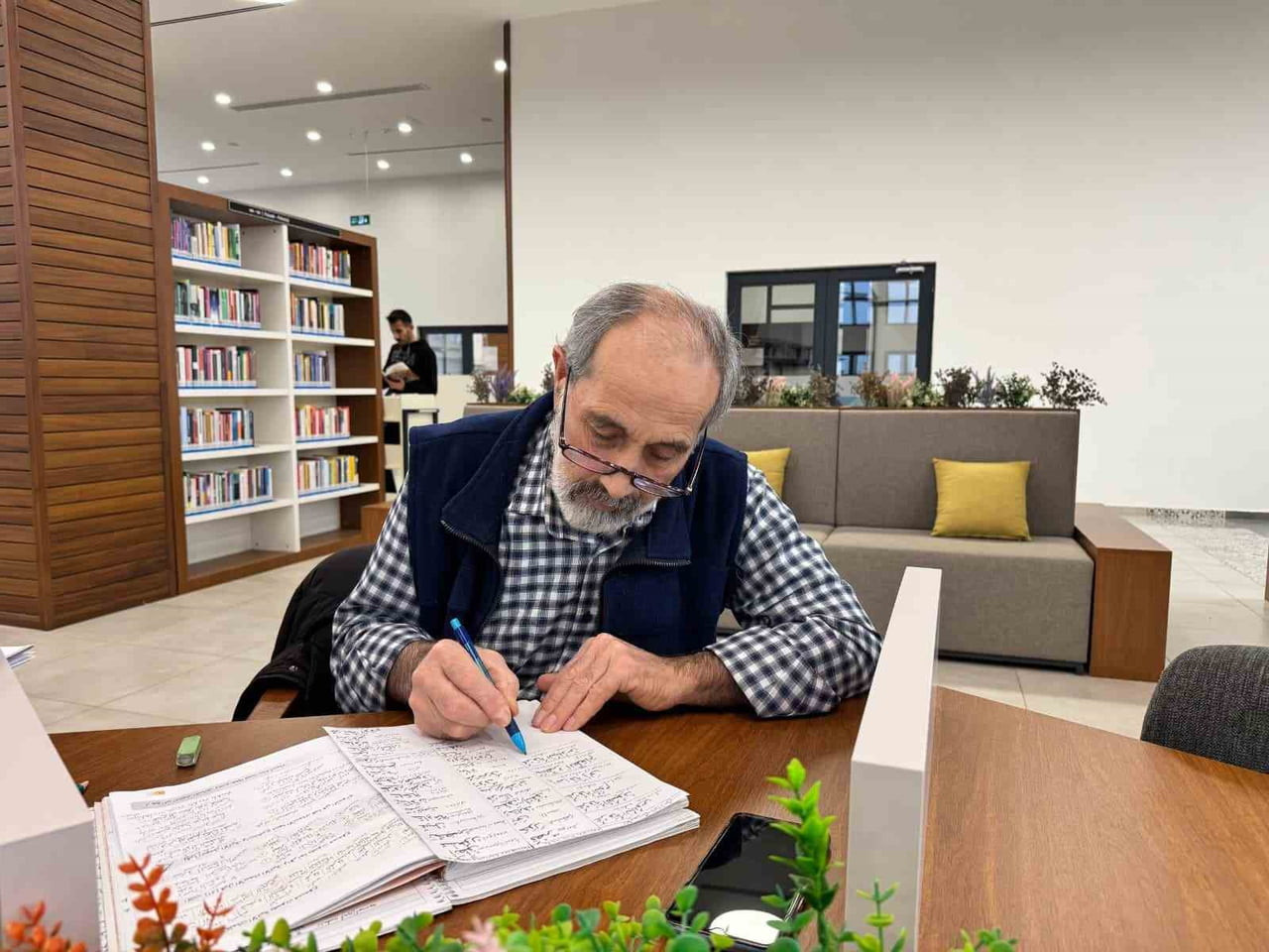 KOCAELİ’DE YAŞAYAN 68 YAŞINDAKİ TUĞRAN SAVAŞ, GEBZE MİLLET BAHÇESİ’NDEKİ KÜTÜPHANEYE HER GÜN...