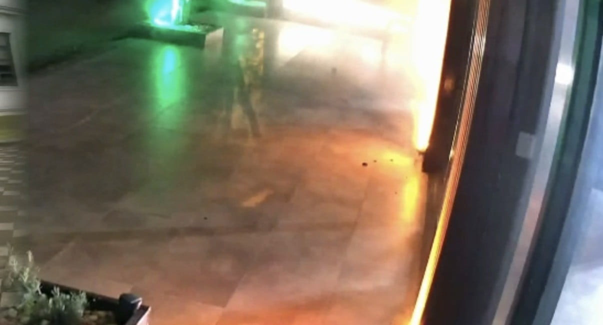 KOCAELİ’NİN BAŞİSKELE İLÇESİNDE BİR OTO GALERİYE EL BOMBASI ATILMASIYLA GERÇEKLEŞTİRİLEN SALDIRIYA...