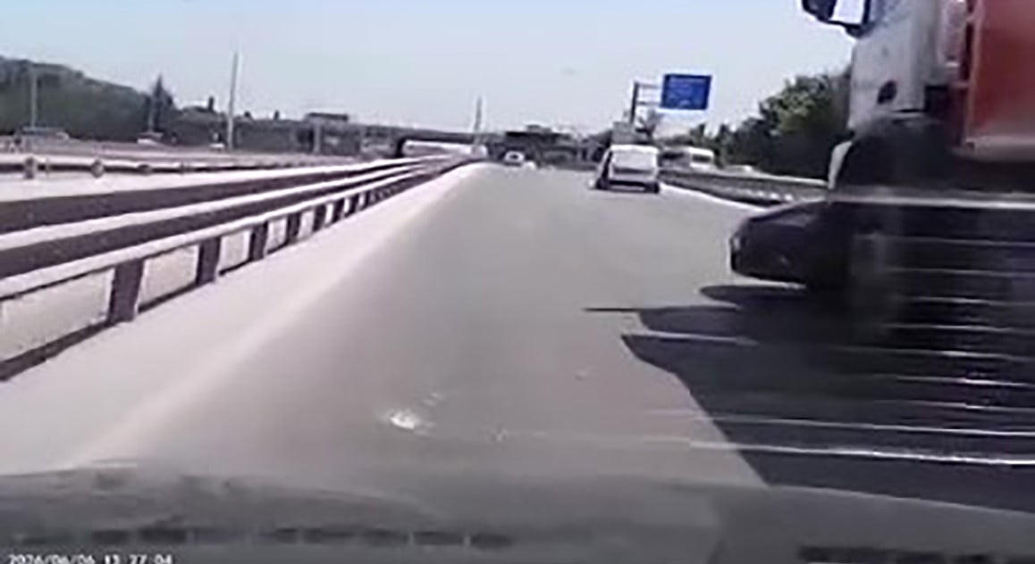 KOCAELİ’NİN BAŞİSKELE İLÇESİNDE KAMYONLA ÇARPIŞAN OTOMOBİL, KAMYONUN ÖNÜNDE METRELERCE SÜRÜKLENDİ....