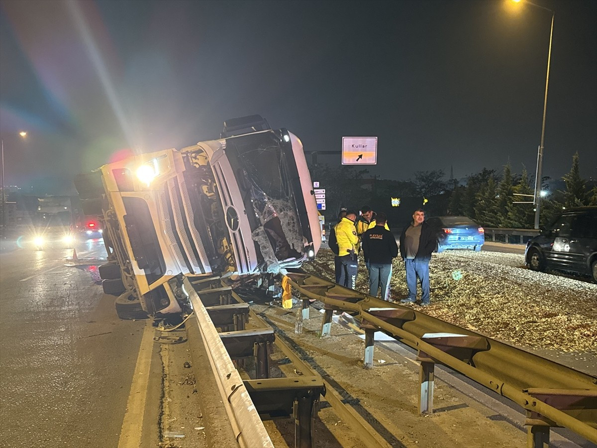 Kocaeli’nin Başiskele ilçesinde yonga taşıyan bir tır virajı alamayarak devrildi.