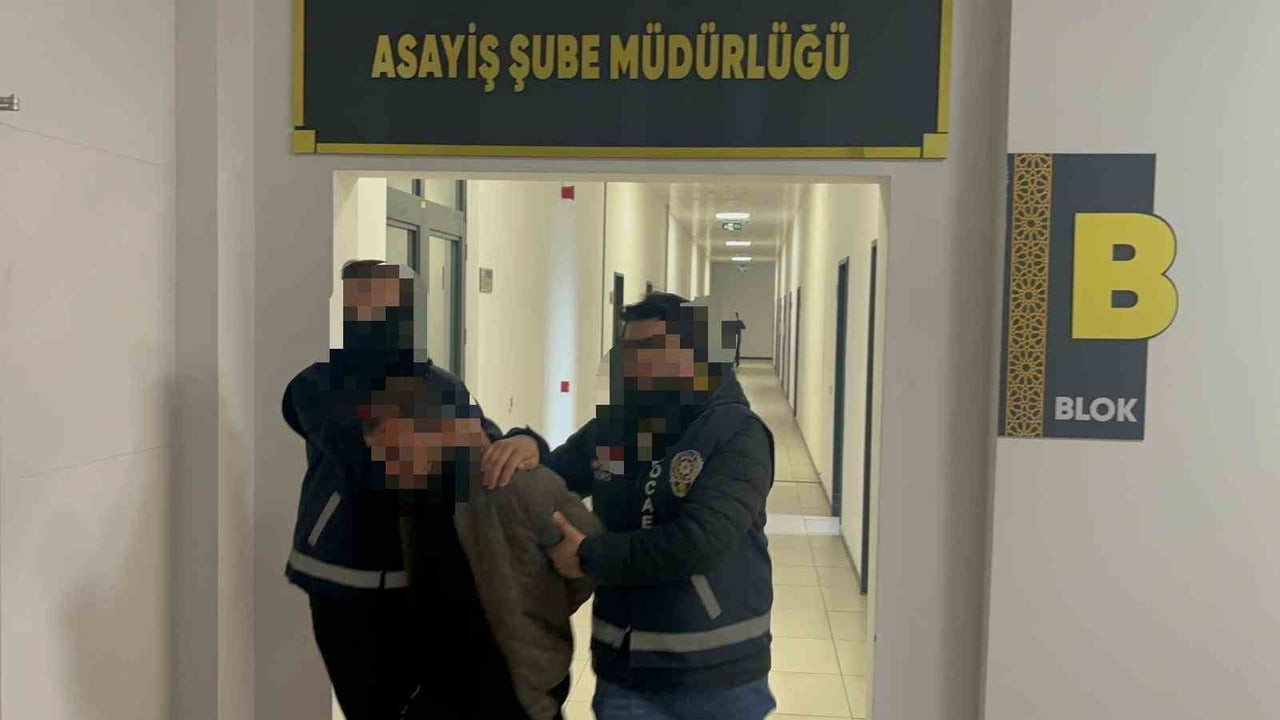 KOCAELİ’NİN ÇAYIROVA İLÇESİNDE EVDE ÇIKAN TARTIŞMANIN KAVGAYA DÖNÜŞMESİ SONUCU BİR KİŞİ...