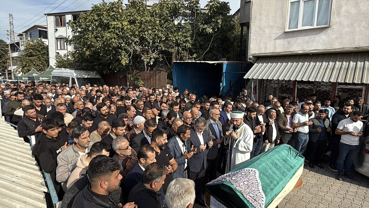 Kocaeli’nin Dilovası ilçesindeki bir kozmetik fabrikasında çıkan yangında yaşamını yitiren Esma...