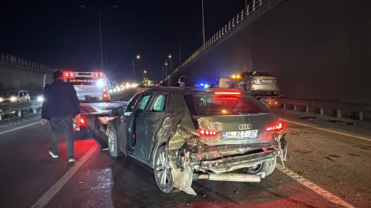 Kocaeli’nin Gebze ilçesinde 3 aracın karıştığı zincirleme trafik kazasında 5 kişi...