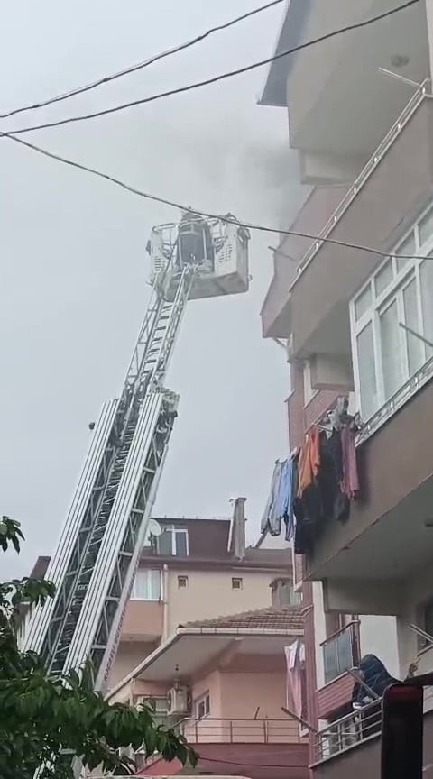 KOCAELİ’NİN GEBZE İLÇESİNDE 5 KATLI BİNANIN TERAS KATINDA ÇIKAN YANGIN, PANİĞE NEDEN OLDU. YANGIN...