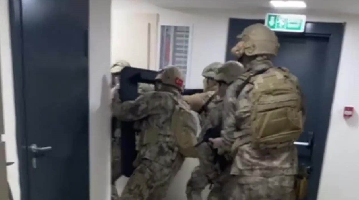 KOCAELİ’NİN İZMİT İLÇESİNDE DÜZENLENEN OPERASYONDA, HAKKINDA 8 AYRI SUÇTAN ARANMA KAYDI BULUNAN VE...