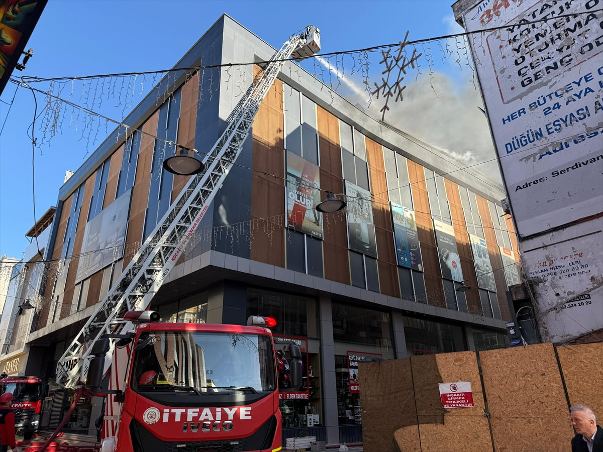Kocaeli’nin İzmit ilçesinde iş merkezinin çatı katındaki depoda çıkan yangın itfaiye ekiplerince...