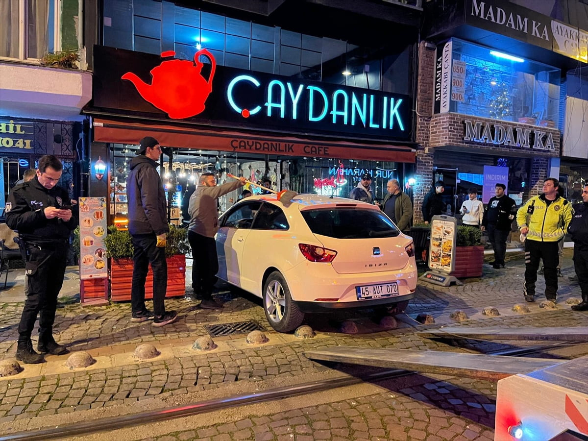 Kocaeli’nin İzmit ilçesinde kontrolden çıkan otomobilin kafeteryaya girmesi sonucu 2 kişi...