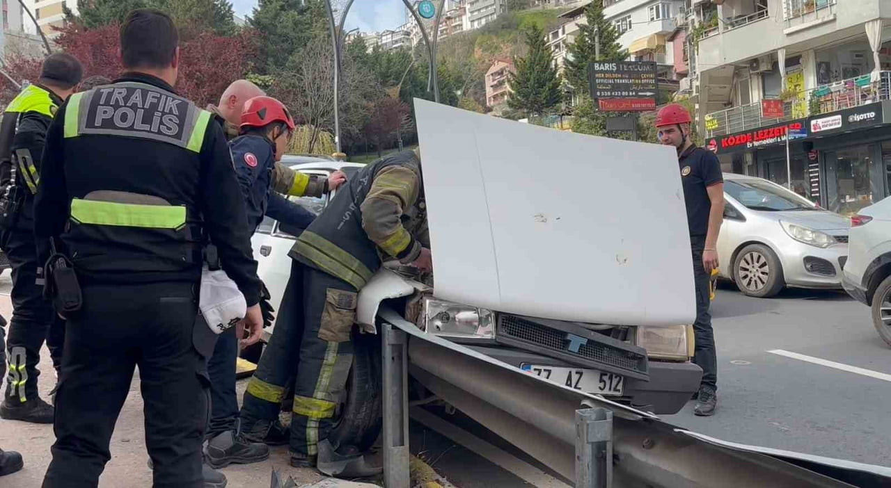 KOCAELİ’NİN İZMİT İLÇESİNDE SANTRAL RAMPASINDA FRENİ TUTMAYAN OTOMOBİL BARİYERLERE GİRDİ. FACİANIN...