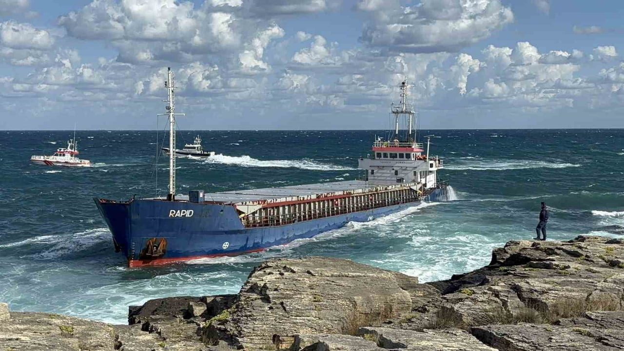 KOCAELİ’NİN KANDIRA İLÇESİNDE KARAYA OTURAN VE 7 KİŞİLİK MÜRETTEBATI HELİKOPTERLE TAHLİYE EDİLEN...