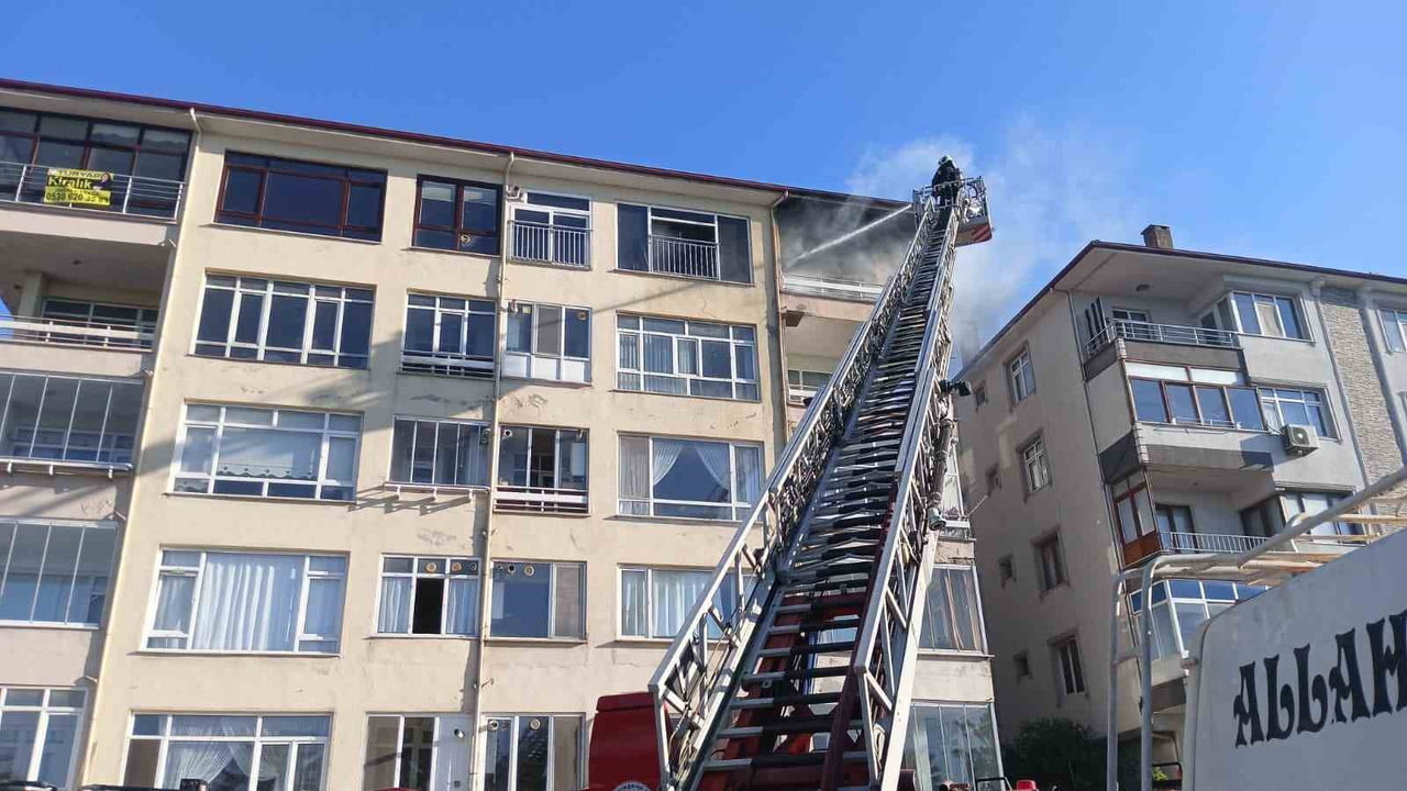KOCAELİ’NİN KARAMÜRSEL İLÇESİNDE 6 KATLI APARTMANIN EN ÜST KATINDA ÇIKAN YANGINDA MAHSUR KALAN...