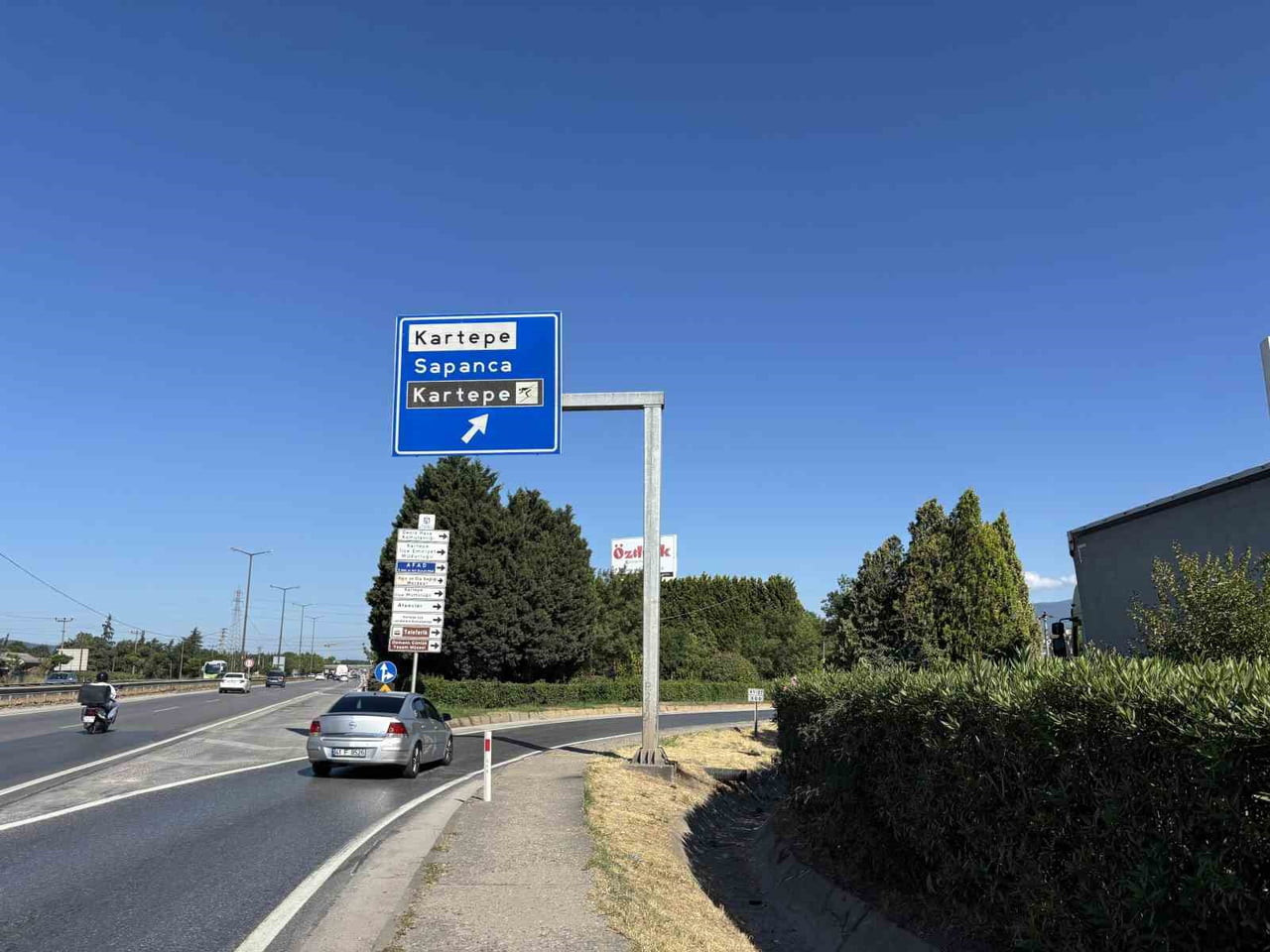 KOCAELİ’NİN KARTEPE İLÇESİNDE PANELVANIN YOL TABELASINA ÇARPMASI SONUCU 1 KİŞİ HAYATINI KAYBETTİ...