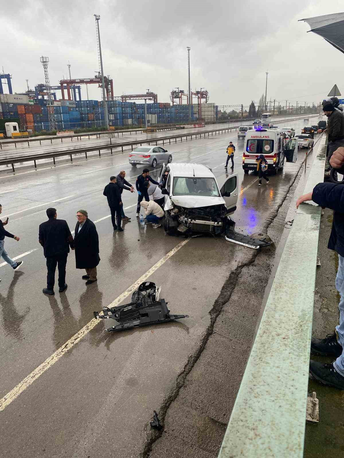 KOCAELİ’NİN KÖRFEZ İLÇESİNDE D-100 KARAYOLU İSTANBUL İSTİKAMETİNDE MEYDANA GELEN ZİNCİRLEME TRAFİK...