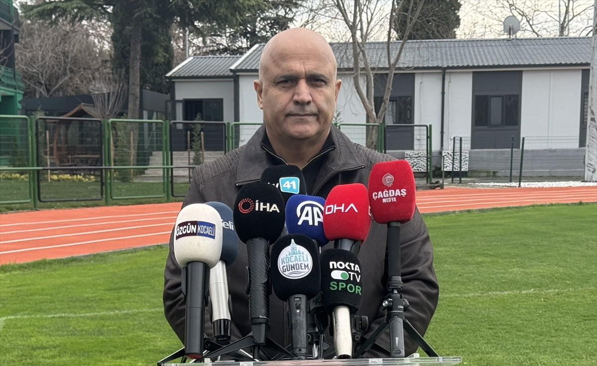 Kocaelispor Başkanı Recep Durul, yeşil-siyahlı ekibin antrenmanında gazetecilere açıklamalarda...